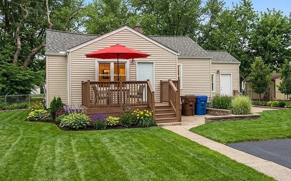 Sold residential property at 8275 Essex Ave, Warren, MI